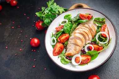 tavuklu salata sebzeli domates, tavuk göğsü, soğan, yeşil karışım marul taze yemek aperatifi. 