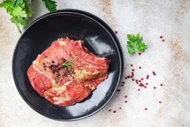 Çiğ et, domuz eti, taze et, abur cubur. Fotokopi masasında. 