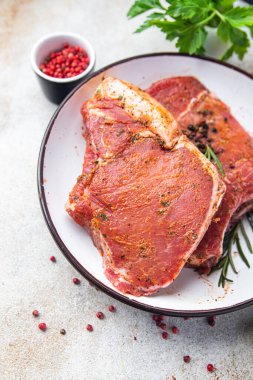Çiğ et, domuz eti, taze et, abur cubur. Fotokopi masasında. 