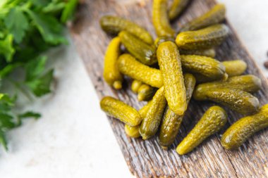 Salatalık turşusu, salatalık turşusu, sebze turşusu. Masada atıştırmalık. 