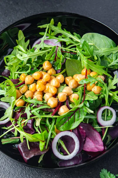 ひよこ豆のサラダ緑の葉レタス新鮮な健康的な食事食生活スナックテーブルの上にコピースペース食品の背景 — ストック写真