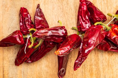 Espelette biberi kurutulmuş sebze baharatı yemek diyet atıştırmalığı masanın üzerinde fotokopi alanı arka plan kırsal üst görünüm 