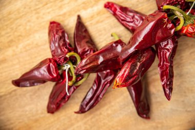 Espelette biberi kurutulmuş sebze baharatı yemek diyet atıştırmalığı masanın üzerinde fotokopi alanı arka plan kırsal üst görünüm 