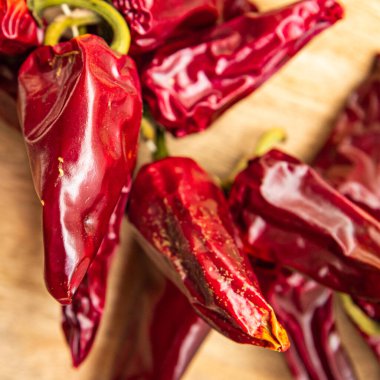 Espelette biberi kurutulmuş sebze baharatı yemek diyet atıştırmalığı masanın üzerinde fotokopi alanı arka plan kırsal üst görünüm 