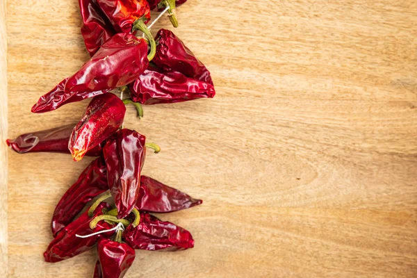 Espelette biberi kurutulmuş sebze baharatı yemek diyet atıştırmalığı masanın üzerinde fotokopi alanı arka plan kırsal üst görünüm 