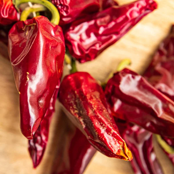 Espelette biberi kurutulmuş sebze baharatı yemek diyet atıştırmalığı masanın üzerinde fotokopi alanı arka plan kırsal üst görünüm 