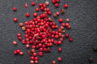 Pembe biberli ve baharatlı baharatlı yemek. Masanın üzerinde. Fotokopi uzay yiyecekleri arka planda.