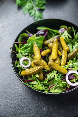Salatalık salatası, salatalık, yeşil yapraklar taze yemek, diyet atıştırmalıkları fotokopi masasında. 