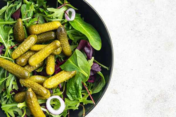 Salatalık salatası, salatalık, yeşil yapraklar taze yemek, diyet atıştırmalıkları fotokopi masasında. 