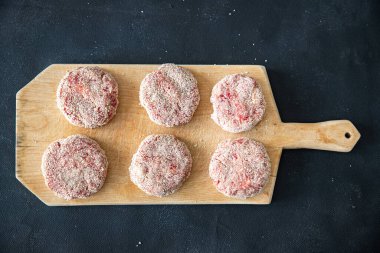 Pirzola kıyma, sığır eti, kuzu eti, tavuk ekmek kırıntısı pirzola. Masada atıştırmalık şeyler var. 