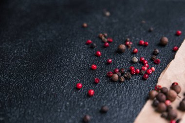 Tüm baharatlı biberler siyah, pembe, biber baharatlı sağlıklı yemek diyet atıştırmalıkları fotokopi masasında. 