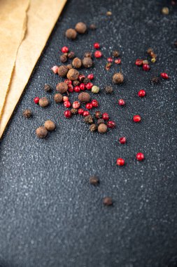 Tüm baharatlı biberler siyah, pembe, biber baharatlı sağlıklı yemek diyet atıştırmalıkları fotokopi masasında. 