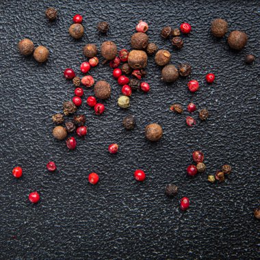 Tüm baharatlı biberler siyah, pembe, biber baharatlı sağlıklı yemek diyet atıştırmalıkları fotokopi masasında. 