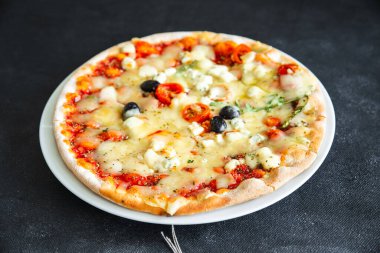 Sebze peyniriyle domates sosu, masada taze zeytinli atıştırmalık fotokopi.