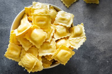 makarna ravioli doldurulmuş kare şeklinde İtalyan yemeği masada taze yemek fotokopi alanı arka plan kırsal manzarası
