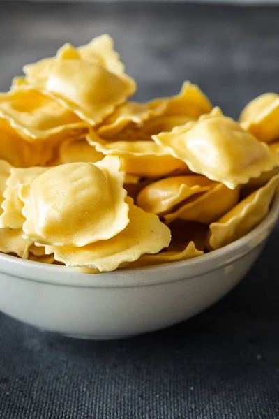 Pasta Ravioli Ripieni Forma Quadrata Piatto Italiano Pasto Fresco Cibo — Foto Stock