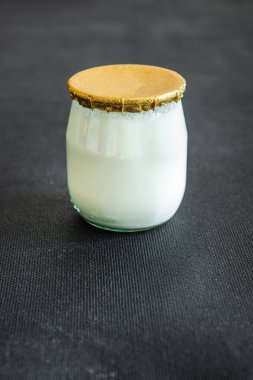 Yoğurt cam kavanozu taze, sağlıklı yemek atıştırmalığı diyeti masanın üzerinde fotokopi alanı arka plan kırsal 