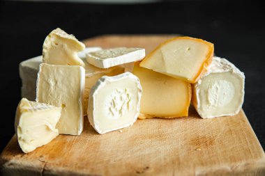 Peynir çeşitleri peynir taze keçi koyun peyniri, beyaz toz peynir, yumuşak peynirli yemek atıştırmalığı diyeti masa arkasındakinin fotokopisi. 