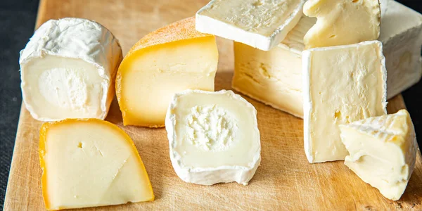 Peynir çeşitleri peynir taze keçi koyun peyniri, beyaz toz peynir, yumuşak peynirli yemek atıştırmalığı diyeti masa arkasındakinin fotokopisi. 