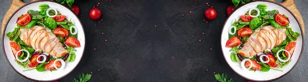 Salata tavuk et sebze domates, tavuk göğsü, yeşil karışım masada marul yemeği aperatifi fotokopi alanı yemek arka planında. 