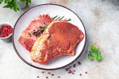 Biftek, çiğ domuz eti, biftek, biftek, meze. Arka planda fotokopi. 