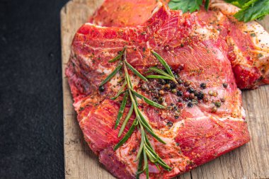 Biftek, çiğ domuz eti, biftek, biftek, meze. Arka planda fotokopi. 