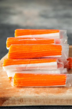 Yengeç çubuğu deniz ürünleri fast food taze sağlıklı yemek diyeti masa üzerinde fotokopi uzay yiyecekleri arka plan kırsal üst görünüm