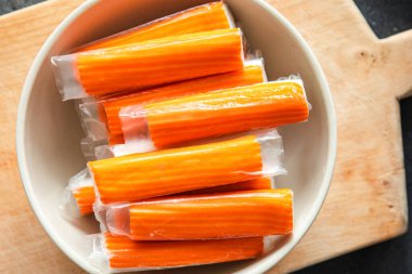 Yengeç çubuğu deniz ürünleri fast food taze sağlıklı yemek diyeti masa üzerinde fotokopi uzay yiyecekleri arka plan kırsal üst görünüm