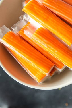 Yengeç çubuğu deniz ürünleri fast food taze sağlıklı yemek diyeti masa üzerinde fotokopi uzay yiyecekleri arka plan kırsal üst görünüm