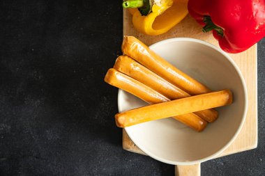 Sosisler ağda yapmaz Seitan sebze eti hazır yemek hazır yemek masada taze sağlıklı yemek fotokopi arka plandaki uzay yemeği keto veya paleo diyet vejetaryen ya da vejetaryen yemeği