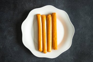 Sosisler ağda yapmaz Seitan sebze eti hazır yemek hazır yemek masada taze sağlıklı yemek fotokopi arka plandaki uzay yemeği keto veya paleo diyet vejetaryen ya da vejetaryen yemeği