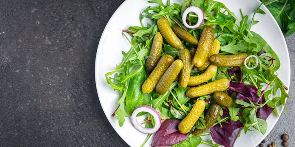 Salatalık turşusu salatalık tuzlu yeşil yapraklar masa üzerinde taze yemek atıştırmalığı fotokopi alanı arka plan kırsal 