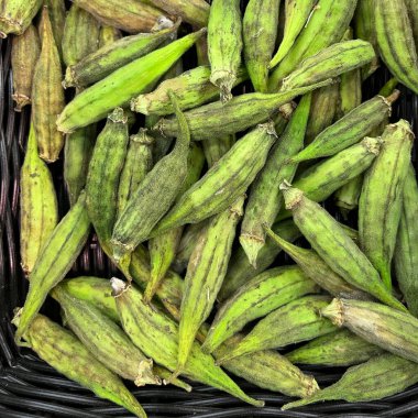 Bamya gombo çiğ vrac meyveli sağlıklı beslenme diyeti aperatifi masada fotokopi uzay yiyecekleri arka plan kırsal vejetaryen ya da vejetaryen yemekleri