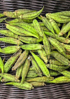 Bamya gombo çiğ vrac meyveli sağlıklı beslenme diyeti aperatifi masada fotokopi uzay yiyecekleri arka plan kırsal vejetaryen ya da vejetaryen yemekleri