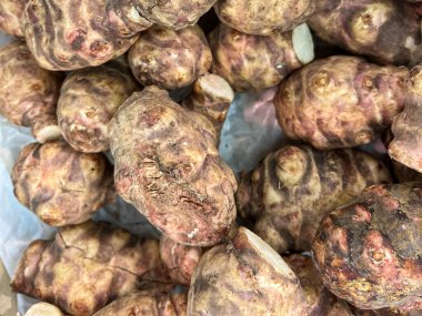 Enginar kökü. Kudüs meyvesi. Sağlıklı beslenme diyeti. Masada fotokopi. 