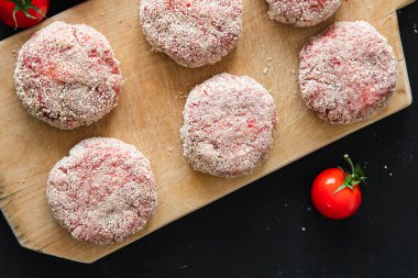 Çiğ pirzola, sığır eti, kuzu eti, tavuk taze pirzola masada sağlıklı yemek abur cubur diyeti fotokopi uzayı arka plan kırsal manzarası