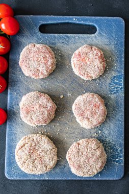 Çiğ pirzola, sığır eti, kuzu eti, tavuk taze pirzola masada sağlıklı yemek abur cubur diyeti fotokopi uzayı arka plan kırsal manzarası