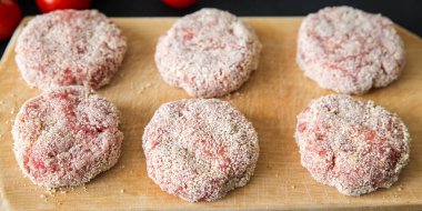 Çiğ pirzola, sığır eti, kuzu eti, tavuk taze pirzola masada sağlıklı yemek abur cubur diyeti fotokopi uzayı arka plan kırsal manzarası