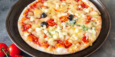  Pizza peyniri, domates sosu, zeytin, sebze taze yemek abur cuburu fotokopi masasında. 