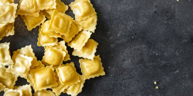 Ramyoli makarna doldurulmuş taze yemek abur cubur diyeti masanın üzerinde fotokopi alanı yemek arka plan kırsal manzarası