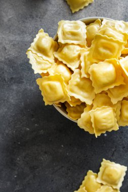 Ramyoli makarna doldurulmuş taze yemek abur cubur diyeti masanın üzerinde fotokopi alanı yemek arka plan kırsal manzarası