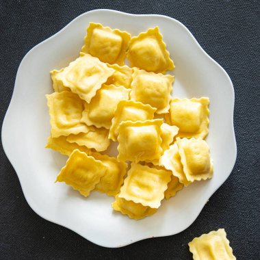 Ramyoli makarna doldurulmuş taze yemek abur cubur diyeti masanın üzerinde fotokopi alanı yemek arka plan kırsal manzarası