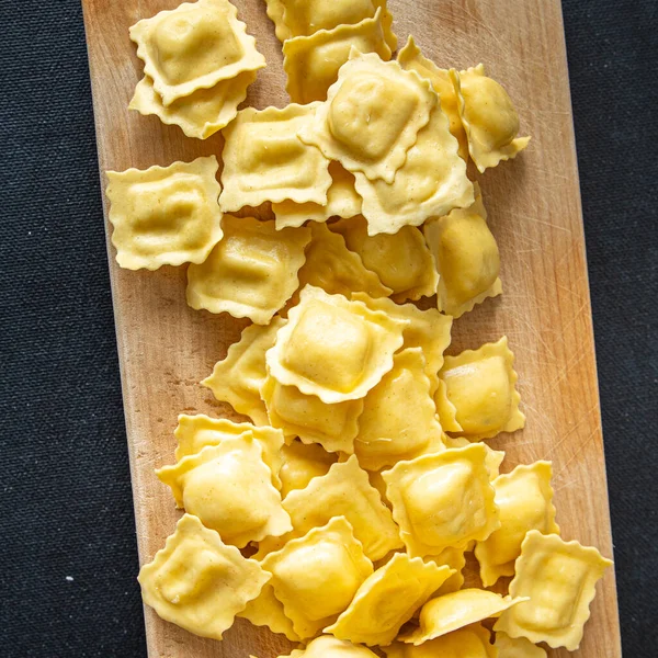 Ravioli Pasta Ripieno Pasto Fresco Cibo Snack Dieta Sulla Tavola — Foto Stock