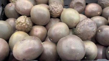 Çarkıfelek meyvesi taze market sağlıklı yemek diyeti vejetaryen vejetaryen ya da vejetaryen gıda fotokopi alanı arka planı