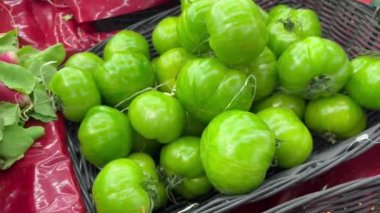 yeşil domates pazarı tezgahı taze sağlıklı yemek atıştırmalığı diyeti fotokopi uzayı yiyecek arka plan kırsal üst görüş keto veya paleo diyet vejetaryen veya vejetaryen gıda