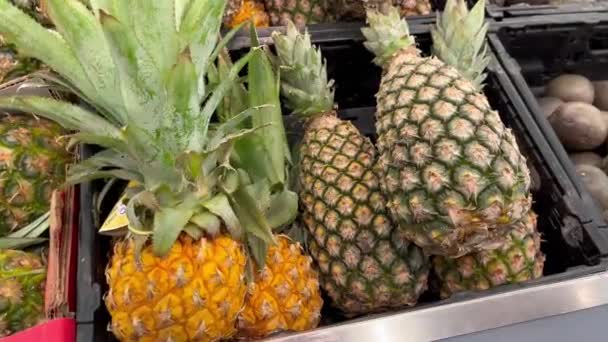 Ananas Dojrzałe Owoce Rynek Licznik Świeże Zdrowe Posiłki Jedzenie Przekąski — Wideo stockowe