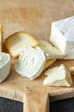 Peynir çeşitleri peynirler taze yemek atıştırmalıkları masanın üzerinde fotokopi alanı arka plan kırsal