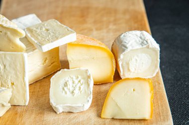 Peynir çeşitleri peynirler taze yemek atıştırmalıkları masanın üzerinde fotokopi alanı arka plan kırsal