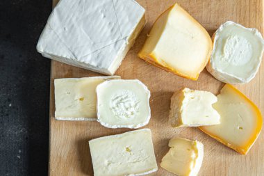 Peynir çeşitleri peynirler taze yemek atıştırmalıkları masanın üzerinde fotokopi alanı arka plan kırsal