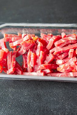 Domuz pastırması, domuz eti, taze yemek aperatifleri fotokopi masasında. 